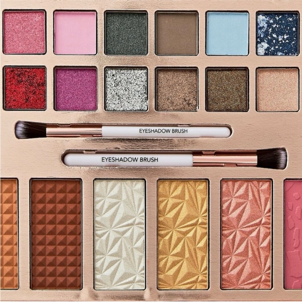 Paris Hilton Bombshell Beauty Eyeshadow Palette - Vibrant Shades Sealed Box! - Picture 2 of 5